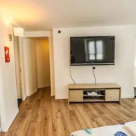 09 Grand Sunny Flat Notre Dame Apartment Paris